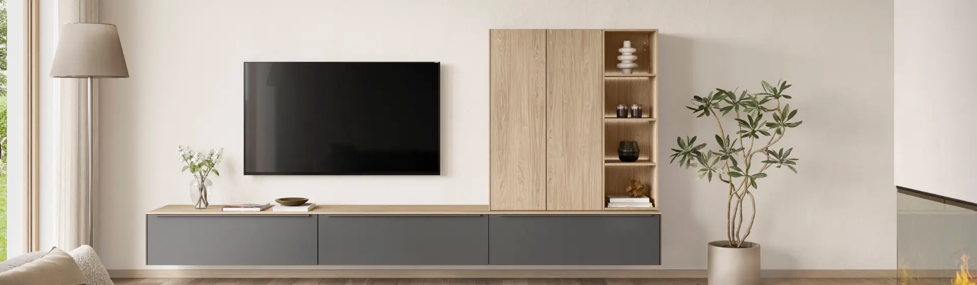 Modernes Wohnzimmer mit einem an der Wand montierten Flachbildfernseher über einem eleganten Schrank in Grau und Holz Modernes Wohnzimmer mit einem an der Wand montierten Flachbildfernseher über einem eleganten Schrank in Grau und Holz